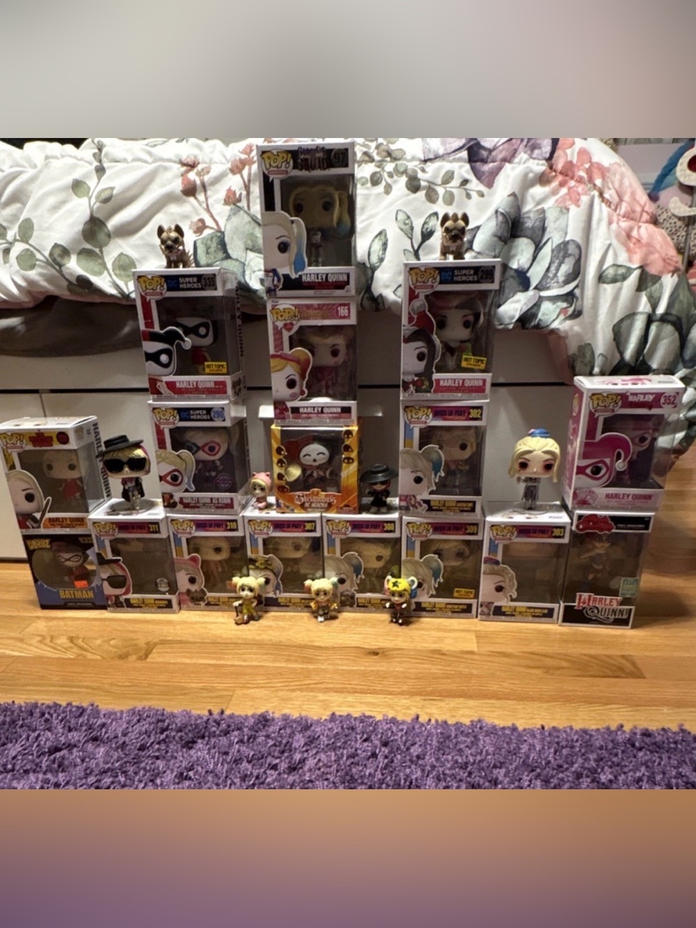 Funko Harley Quinn Exclusive Pop!
Vinyl DC Comics Hot Topic figure lot